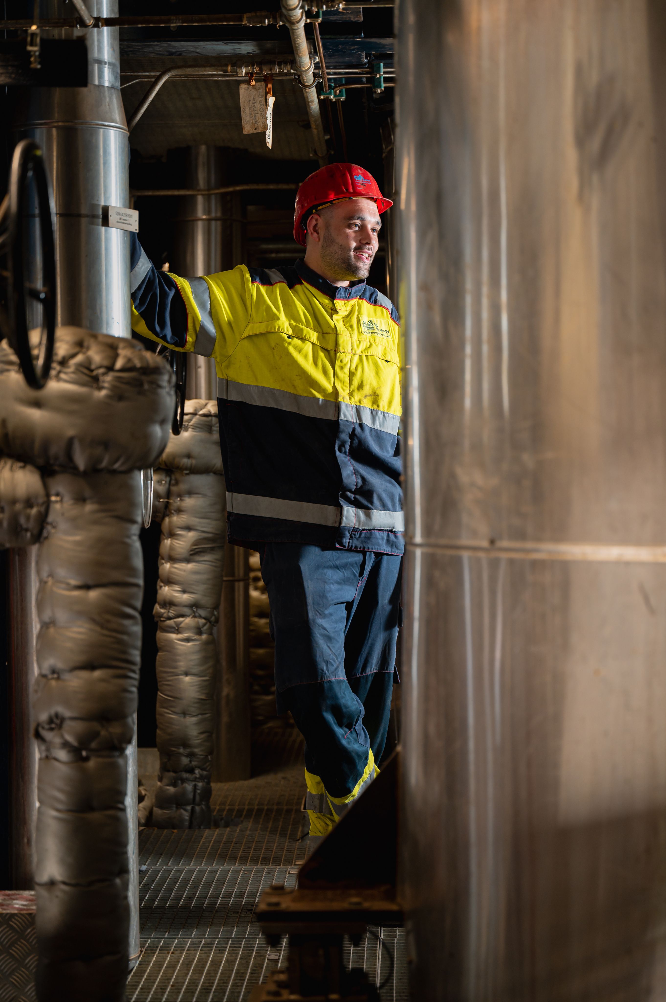 Repaid-medewerker bedient een geavanceerd systeem voor luierrecycling in de productiefaciliteit.